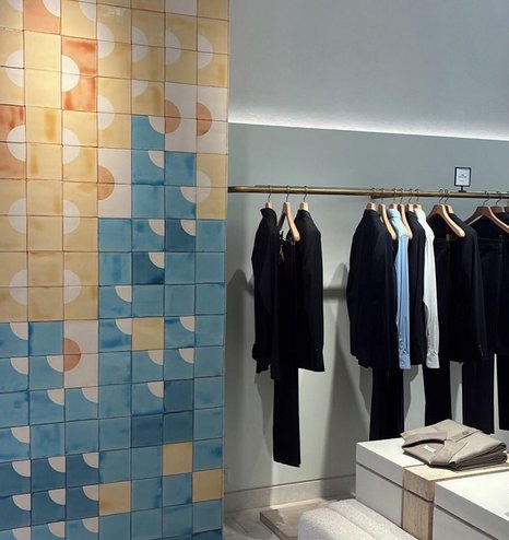 あるブランドが新店舗やリニューアルにTile Harmonyのタイルを長年にわたり採用し続けています。
